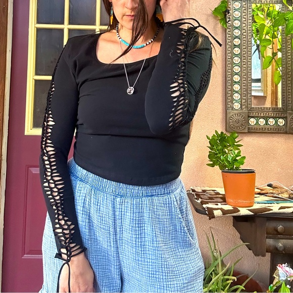 Women’s Large Black Long Sleeve Layering Crop with Handwoven Design Down Arms - Picture 1 of 11